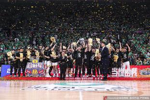 世体：卡萨多中场扫荡能力出色，他可解放德容的组织能力（世体：卡萨多中场拦截能力出众，可让德容更专注组织）