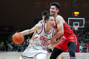 来看中国女足的比赛遇到了前男足主教练扬科维奇（观战中国女足，偶遇前男足主帅扬科维奇）