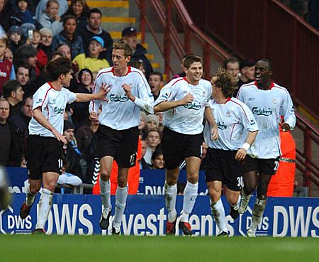 远在迈阿密心系罗马，托蒂和坎德拉用手机观看老东家焦点大战（托蒂与坎德拉身在迈阿密仍牵挂罗马，用手机观看老东家焦点之战）