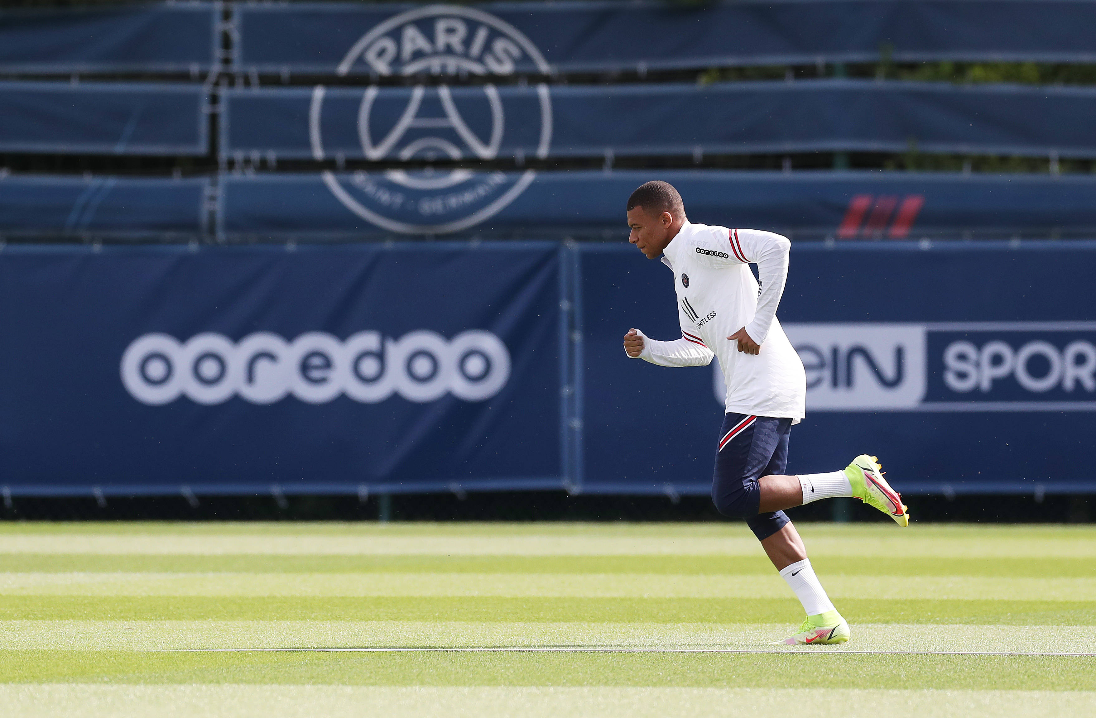 孔萨：凯恩给球队设立标准，那自然而然会激励我们（孔萨：凯恩树立球队标杆，激励着我们）