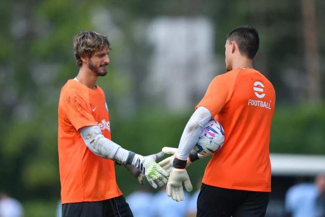 广岛主帅：申花在身体和速度方面很出色，J联赛球队技术细腻（广岛主帅：申花对抗与速度突出，J联赛球队技术更细腻）