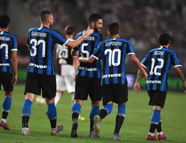 斯图加特的恩达夫在伤愈后重拾状态：逆境中的前锋之路（伤愈归来再现锋芒：恩达夫在斯图加特的逆袭之路）