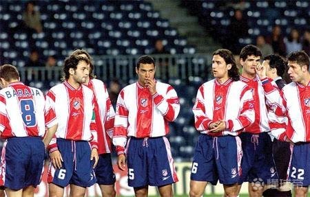 超高人气，一印度女球迷接机时手举标语：梅西，拯救印度足球（人气爆棚，印度女球迷机场举牌呼喊：梅西，请拯救印度足球）